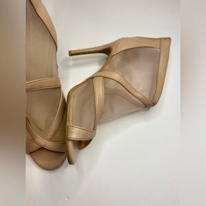 Super cute nude shoes great condition.